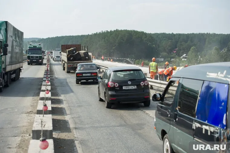 Из-за ремонта на трассе возникают пробки