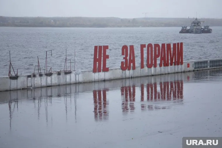 Сейчас «неправильное» слово оторвали. Надпись пока будет выглядеть так