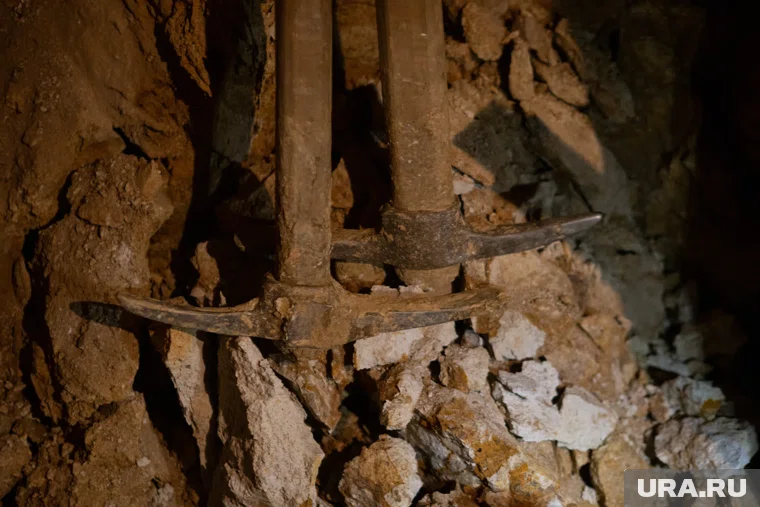 Работы в шахте приостановили из-за угрозы обрушения