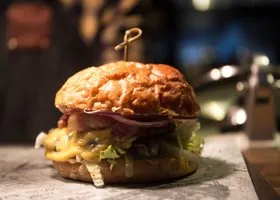 Диетолог Арзамасцев раскрыл, сколько можно есть фастфуда