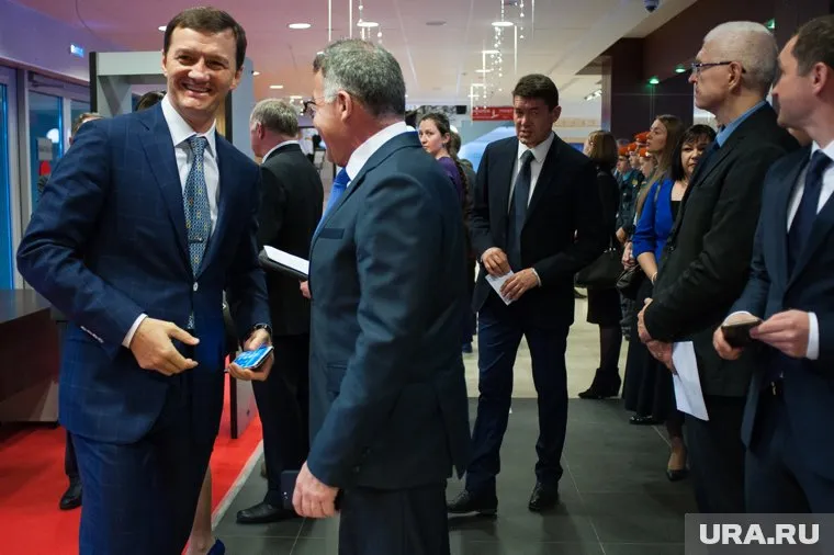 Владимир Тунгусов (в центре) почти десятилетие правил Екатеринбургом без Аркадия Чернецкого, и столько же — вместе с ним. Считается, что политическое управление было для него только прикрытием для защиты бизнес-интересов. Точь-в-точь, как у Бориса Березовского