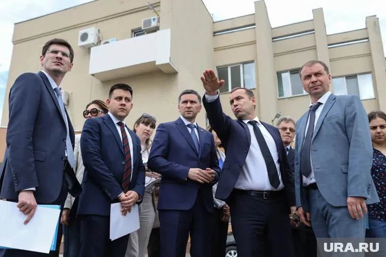 Дмитрий Кобылкин (в центре фото) лично убедился в необходимости благоустройства набережной и ЦПКиО