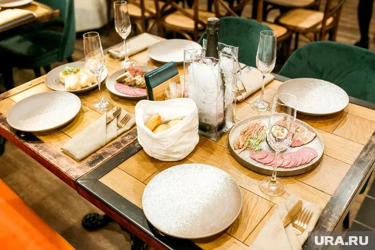 Салаты на праздничном столе лучше заправлять сметаной