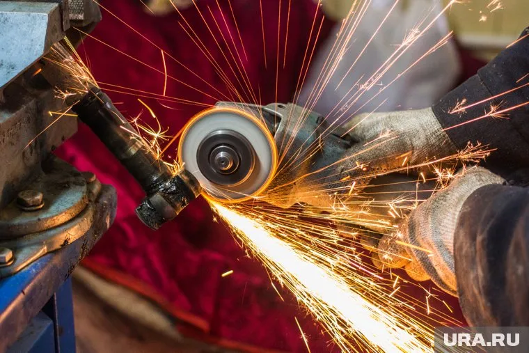 Мужчина скончался во время работы болгаркой