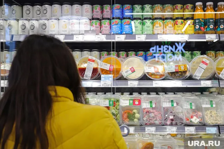 Россиянам хотят разрешить съедать продукты, не доходя до кассы