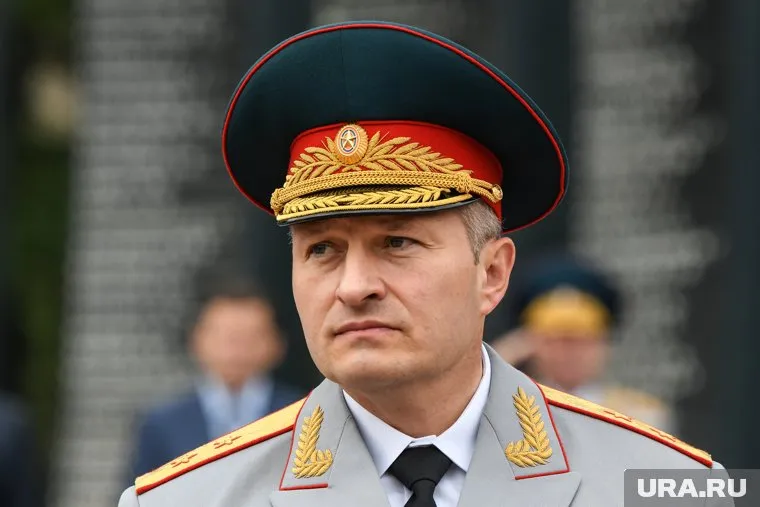 Министр МЧС России Александр Куренков прибыл в Тюмень для обсуждения совместной работы во время ЧС