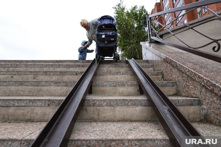 Мэрия Лангепаса поставила пандус, которым, по словам горожанки, невозможно пользоваться