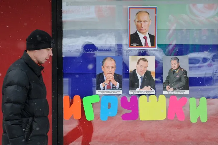 Портреты руководства РФ в окне магазина канцтоваров на Луначарского, 50. Екатеринбург, игрушки, лавров сергей, витрина магазина, патриотизм, шойгу сергей, медведев дмитрий, флаг россии, руководство рф, маркетинг