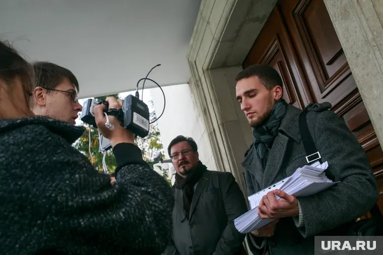 Полицейские задерживают православных активистов на премьере «Матильды»