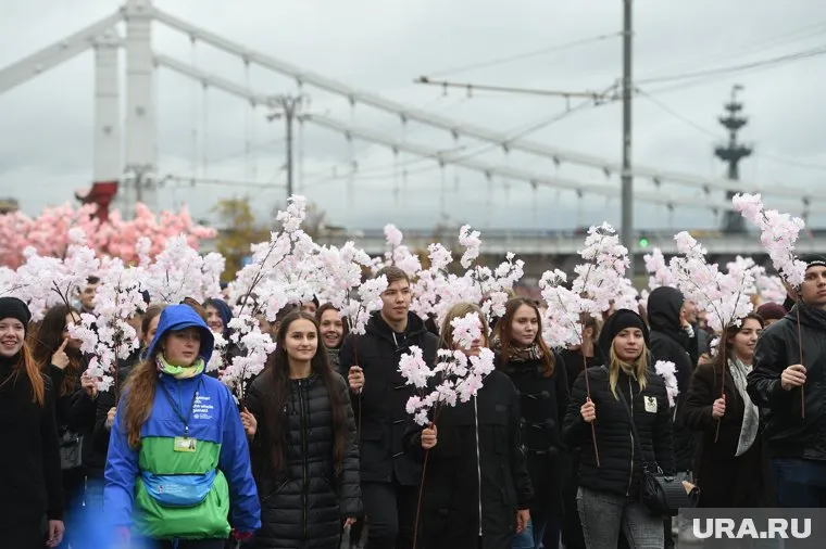 Мероприятие началось с парада в Москве