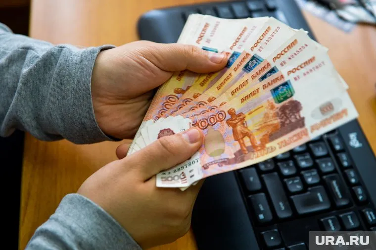 Средняя зарплата в России может превысить 105 тысяч рублей