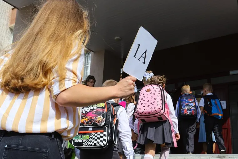 Торжественная линейка в гимназии № 27. Курган