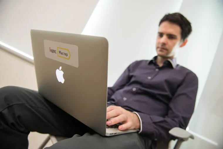 Пресс-конференция по услугам от Яндекса. Екатеринбург, ноутбук, apple, компьютер, программист, яндекс, юзер