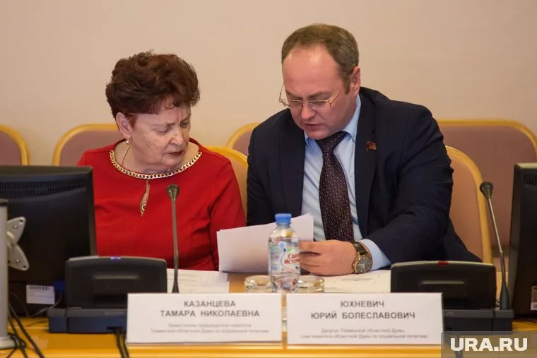 Юрий Юхневич (справа) вышел из КПРФ из-за политики партии на «омоложение»