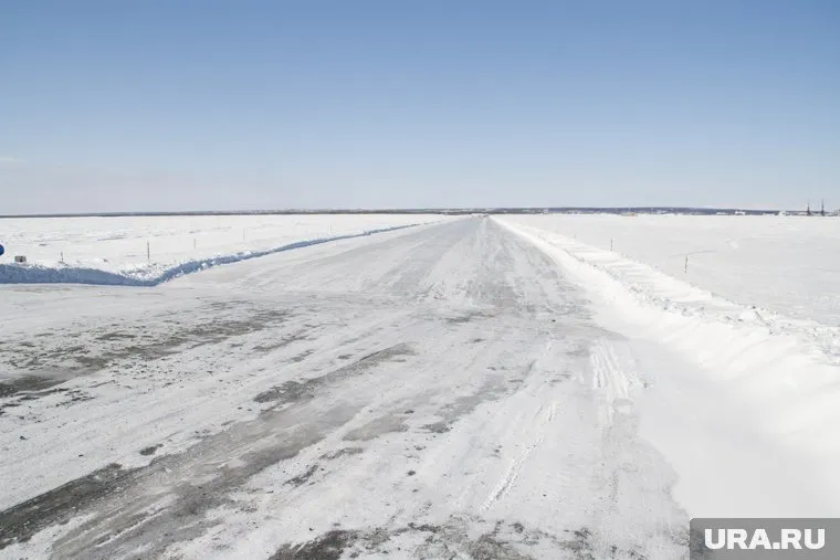 Трактор выехал на ледовую переправу в оттепель