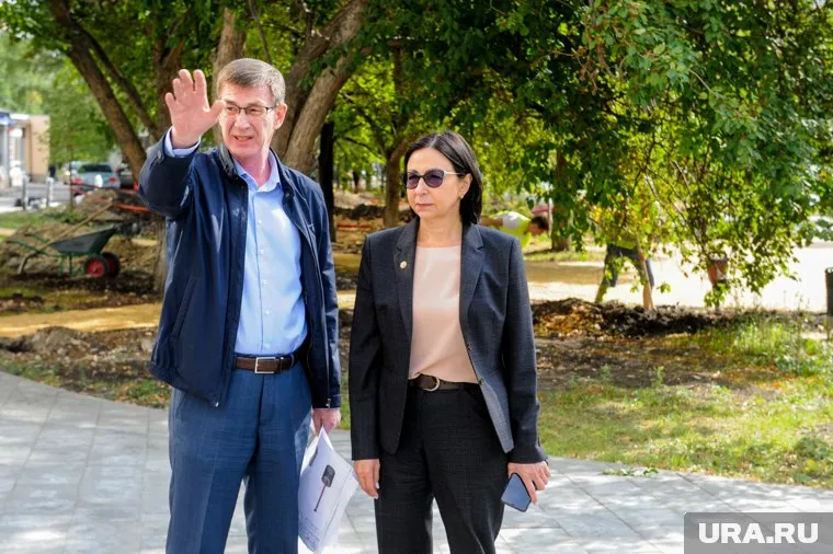 Агитплакаты главы Курчатовского района Сергея Антипова (на фото слева), баллотирующегося в гордуму, пострадали от рук вандалов 