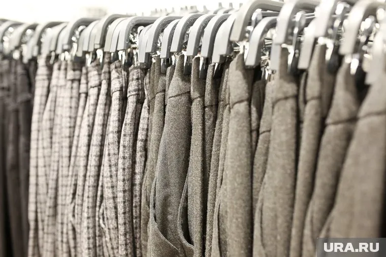 В магазине продавалась одежда для детей и взрослых по низким ценам