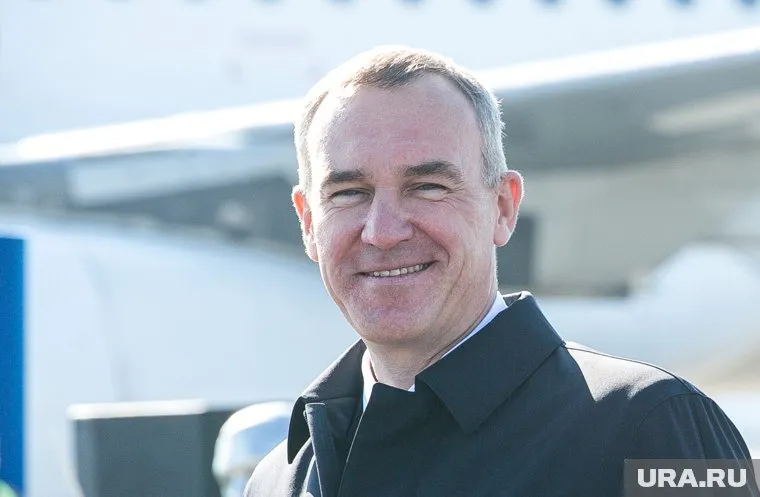 Губернатор ХМАО Руслан Кухарук помог спасти пассажира с инфарктом, из-за которого их самолет экстренно сел в Перми (архивное фото)