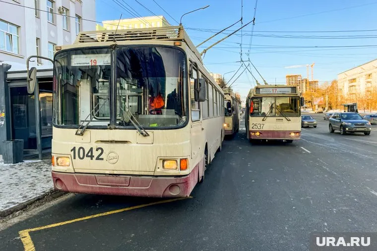 Троллейбусы остановились из-за аварии