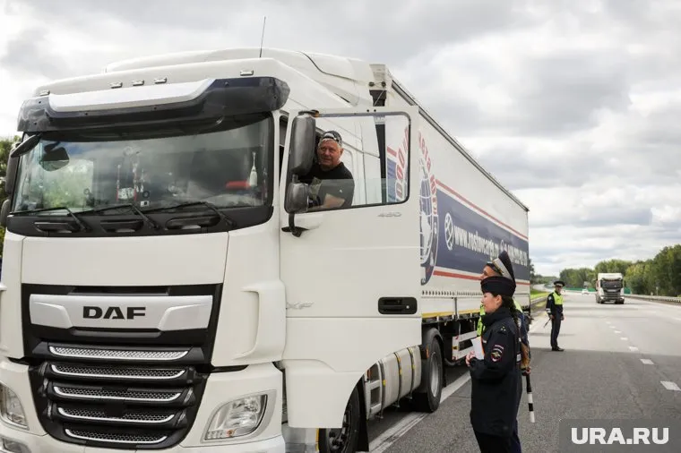 Фуры разворачивают за 13 километров от трагедии