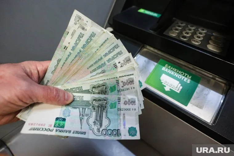 Отмена мер по вывозу валюты из РФ вновь приведет к падению рубля, считает Владислав Антонов