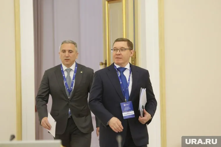 В поездке полпреда сопровождает тюменский губернатор Александр Моор