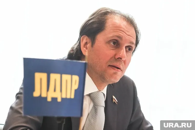 Сысоев сообщил, что на данный момент находится в своем кабинете в тюменском правительстве