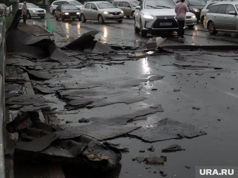 Ветром в Челябинске сдувало кровлю дома
