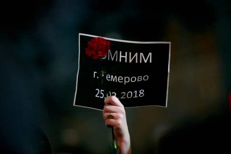 Акция памяти погибших при пожаре в Кемерове в ТЦ "Зимняя вишня". Тверская улица, Москва, плакаты, помним, гвоздика, гвоздика, свечи, трагедия в кемерове