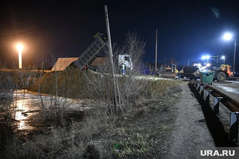 В Кургане для борьбы с паводком укрепляют дамбу и пробурили скважины в пойме