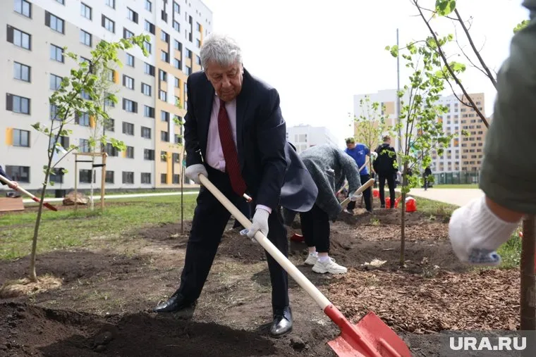 В торжественной высадке мелколистных лип принял участие экс-сенатор Аркадий Чернецкий