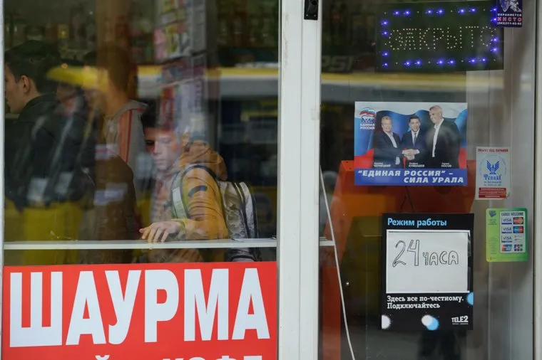 Предвыборная агитация на улицах Екатеринбурга, предвыборная агитация, шаурма, фастфуд, быстрое питание, партия единая россия, сила урала