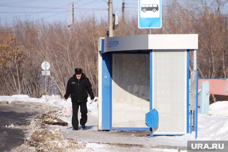 Жители Ямала вынуждены ждать опаздывающие автобусы в мороз