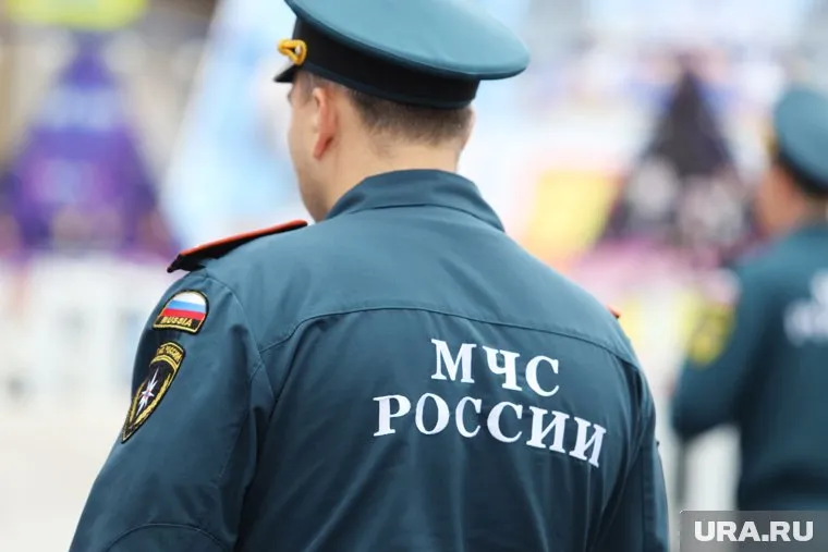 К месту пожара приехали сотрудники регионального МЧС