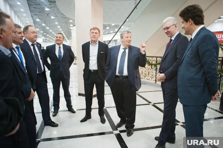 Высокинский (справа) знает, кем заменить значительную часть администрации