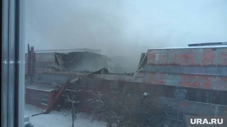 При обрушение крышипогибли 4 человека, ранены 14