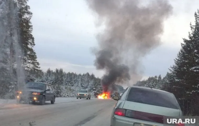 Полицейские сгорели в перевернувшейся машине
