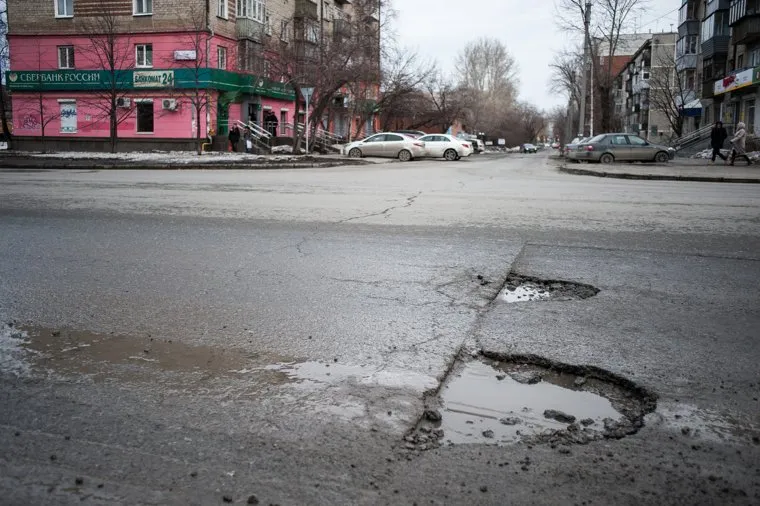 Состояние дорог Екатеринбурга, ямы на проезжей части, ямы на дороге, плохой асфальт, улица крауля