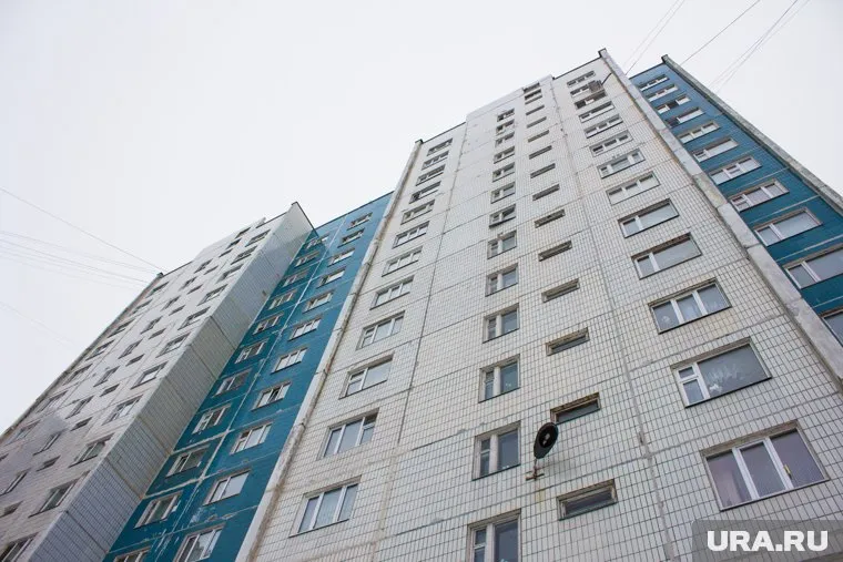 Ребенок выпал в окно, когда мама отлучилась на кухню
