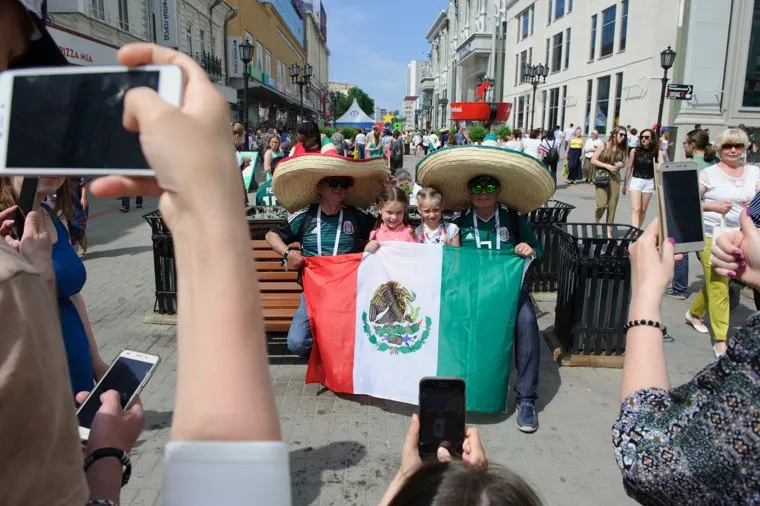 ЧМ-2018. Футбольные болельщики перед 44 матчем Чемпионата мира по футболу между сборными Швеции и Мексики. Екатеринбург, улица вайнера, мексиканец, флаг мексики, болельщики сборной мексики