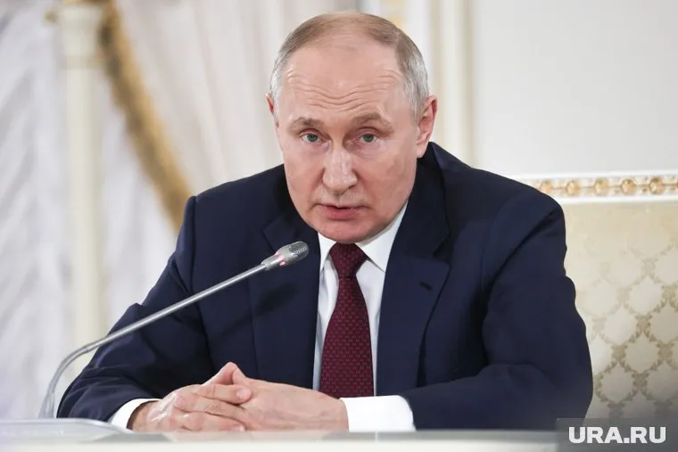 Президент РФ Владимир Путин показал, как надо грамотно социализировать заключенных