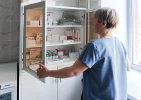 Пенсионерам РФ в 2026 году выдадут бесплатные лекарства