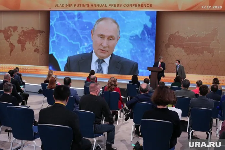 На пресс-конференции президент России Владимир Путин пообещал выплатить к Новому году еще одно пособие семьям с детьми