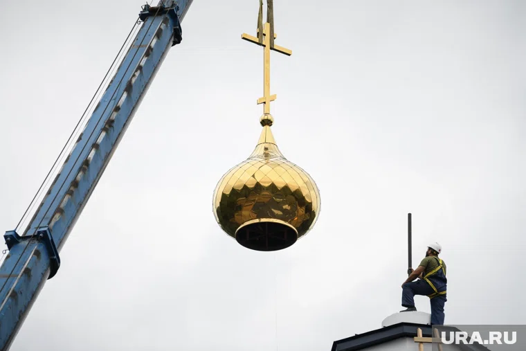 В Ноябрьске засияли новые купола строящегося храма