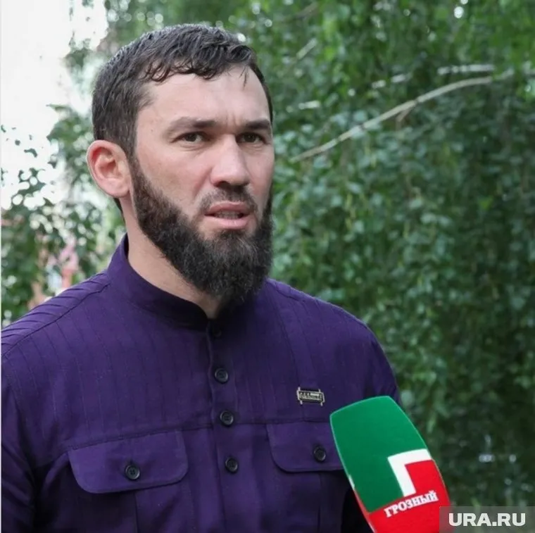 В ответ нападавшим от кортежа спикера парламента прозвучали несколько выстрелов в воздух