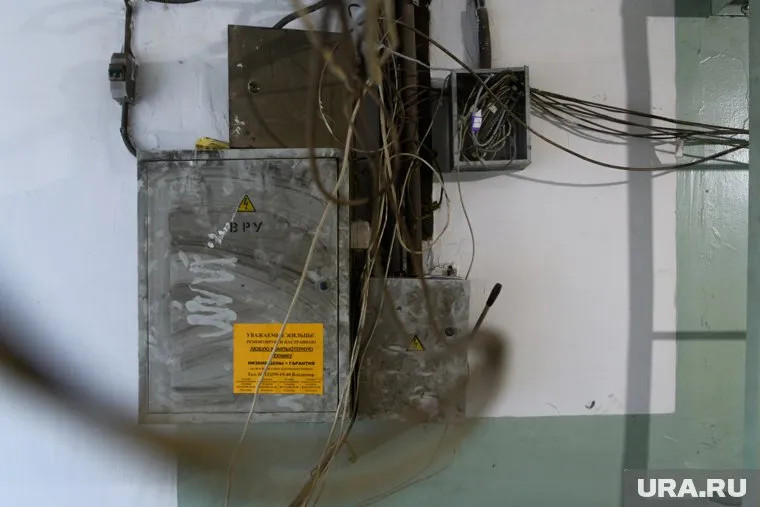 На мальчика упал щиток, закрепленный всего на один болт