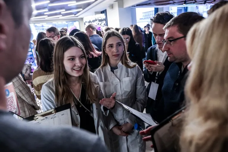 Лидер партии "Новые люди" Алексей Нечаев и министр науки и образования Валерий Фальков на этапе конкурса "Я в деле". Москва