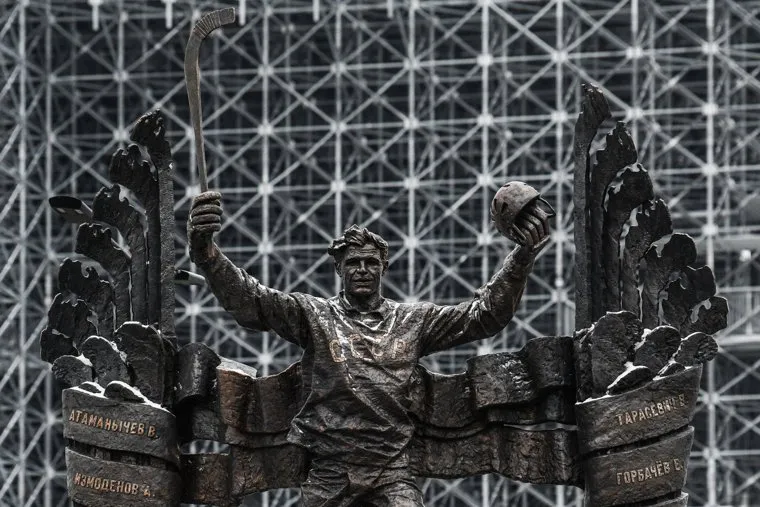 Открытие скульптуры Эпоха у Екатеринбург-Арены. Екатеринбург