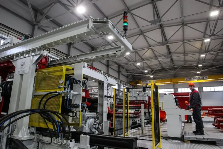 Визит губернатора Тюменской области Владимира Якушева на завод "Тюменьремдормаш". Тюмень