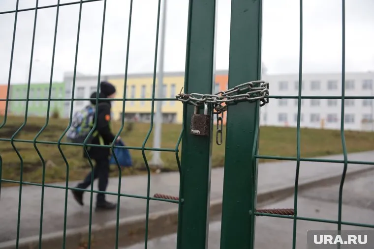 Российские власти направят протест польским коллегам за захват школы при посольстве, заявил Сергей Андреев